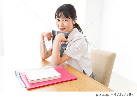 制服姿で勉強をする若い学生 47327597