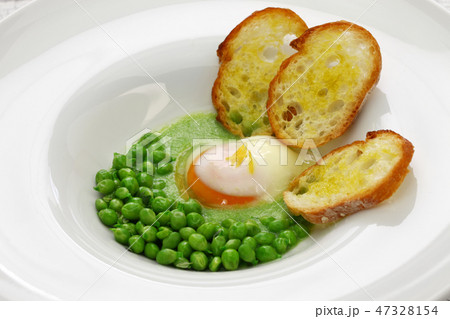 えんどう豆とポーチドエッグ 47328154