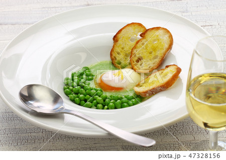 えんどう豆とポーチドエッグ 47328156