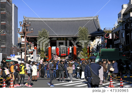 日本の東京都市景観 浅草寺などを望む（歩行者天国）。平成最後のお正月＝平成３１年１月２日撮影 47330965
