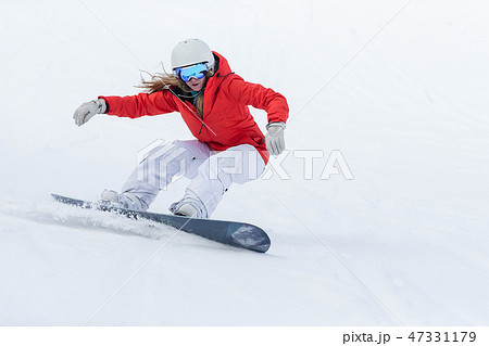 Ssnowboarder on slopes in the sunny morning 47331179