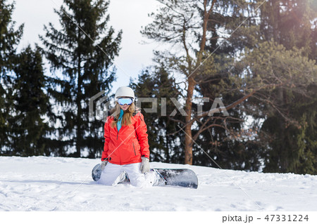 Woman snowboarder on the slopes frosty winter day Woman snowboarder on the slopes frosty winter day 47331224