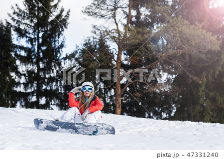 Woman snowboarder on the slopes frosty winter day Woman snowboarder on the slopes frosty winter day 47331240