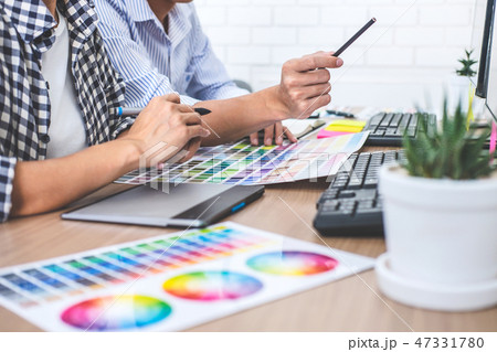 Young creative team having a meeting in creative office, Archite Young creative team having a meeting in creative office, Archite 47331780