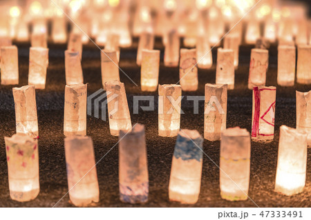 東京タワーの近くにある宗蔵寺の階段に七夕祭を祝うために飾られた天の川の形を描いた提灯。 47333491