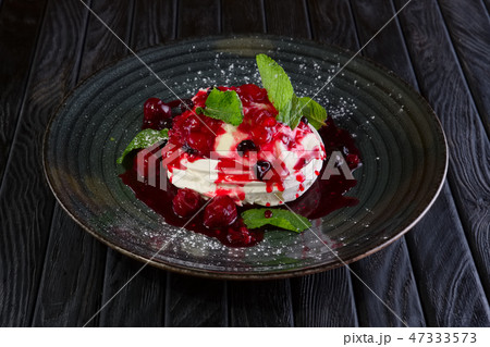 Meringue with cherry and strawberry jam 47333573