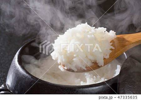 土鍋の炊きたて御飯 土鍋の炊きたて御飯 47335635