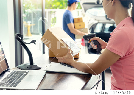 staff work together delivery the box 47335746