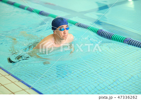 プールに通う50代男性 47336262