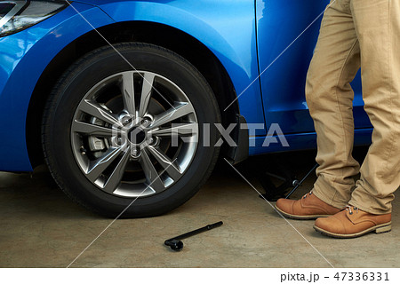 Lifting up car for changing wheel 47336331