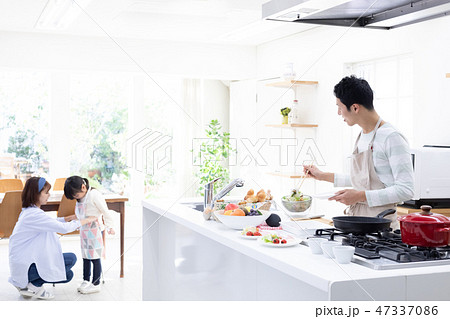 ファミリーイメージ 朝食を作るパパ ファミリーイメージ 朝食を作るパパ 47337086