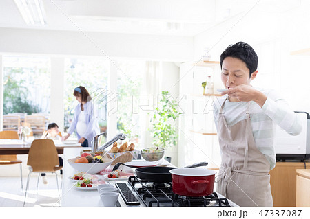 ファミリーイメージ　朝食を作るパパ 47337087
