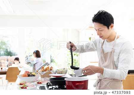 ファミリーイメージ 朝食を作るパパ ファミリーイメージ 朝食を作るパパ 47337093