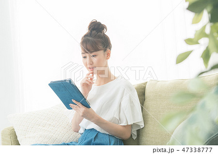 young woman 47338777