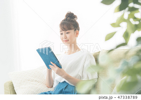 young woman young woman 47338789