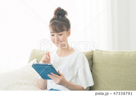 young woman young woman 47338791