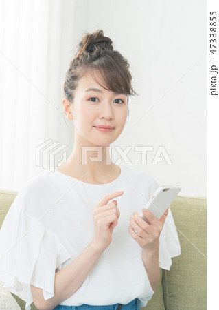 young woman 47338855