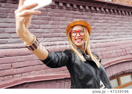 Girl visiting tourist attractions 47339596