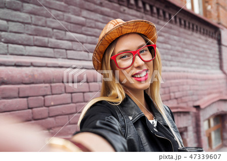 Girl visiting tourist attractions 47339607