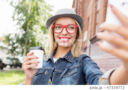 Girl visiting tourist attractions 47339772