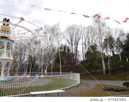 レトロな雰囲気漂う遊園地にある空中ブランコ 47340390