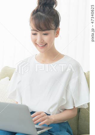 young woman young woman 47340625