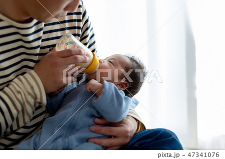 イクメンと新生児　授乳 47341076