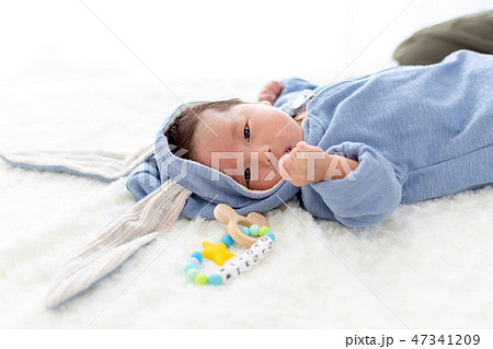 ニューボーンフォト うさぎの着ぐるみを着た赤ちゃんの写真素材