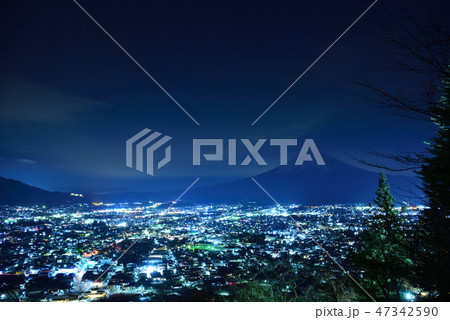 【富士山】　夜景　冬の街　静岡　新倉山浅間公園 47342590