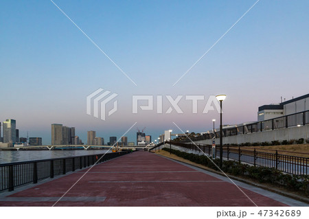 (東京都-都市風景)夕暮れ時の海浜公園風景２ 47342689