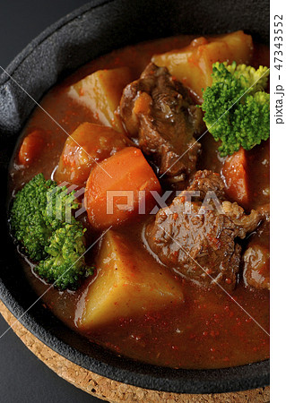 スキレットにビーフシチュー 47343552