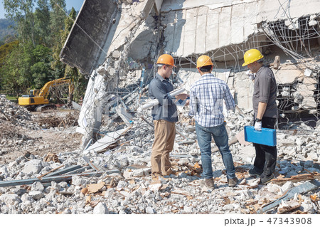 worker operation control demolish old building. 47343908