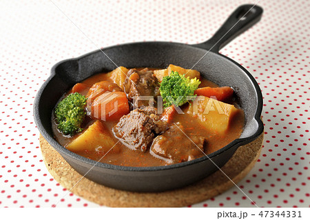 スキレットにビーフシチュー 47344331