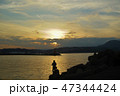 夕暮れの釣り人 47344424