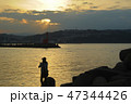 夕暮れの釣り人 47344426
