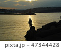 夕暮れの釣り人 47344428