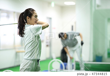 ゴルフの練習をする男女 ゴルフの練習をする男女 47344815