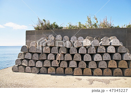 積まれたタコツボ 47345227