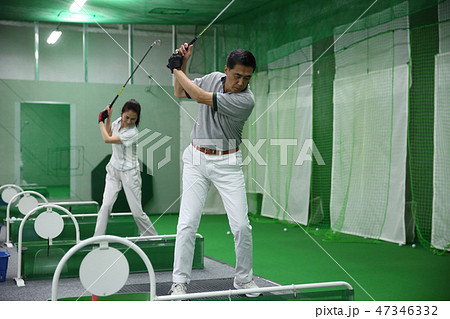ゴルフの練習をする男女 47346332