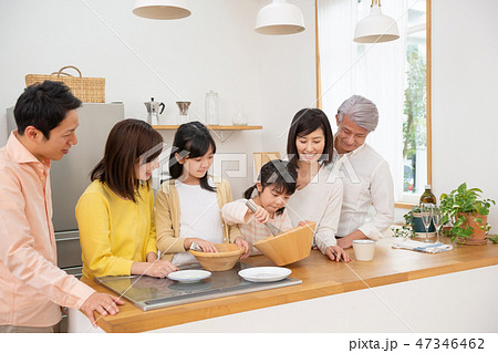 三世代 家族  親子 キッチン 料理 イメージ 47346462