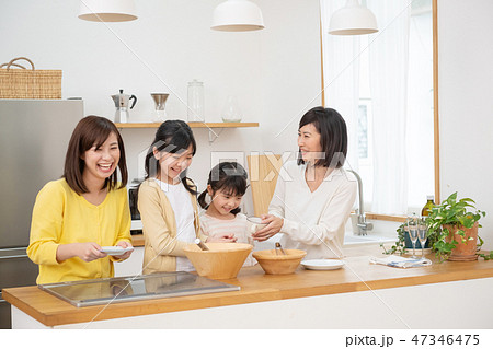 三世代 女性 親子 家族 キッチン 料理 イメージ 三世代 女性 親子 家族 キッチン 料理 イメージ 47346475