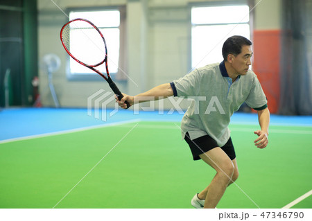 テニスをする60代男性 テニスをする60代男性 47346790