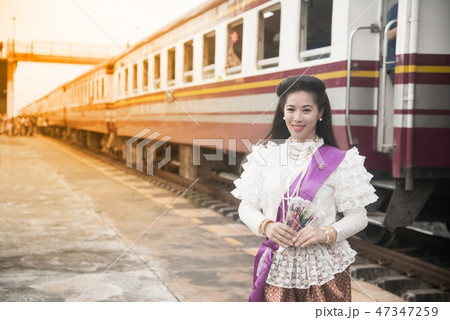 Pretty Thai lady standing and hold paper fan. 47347259