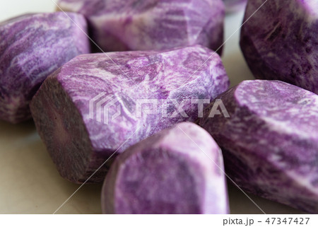 close up on Vitelotte blue-violet potato 47347427