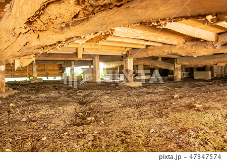 古い家の床下 シロアリ被害の床下 古い家の床下 シロアリ被害の床下 47347574