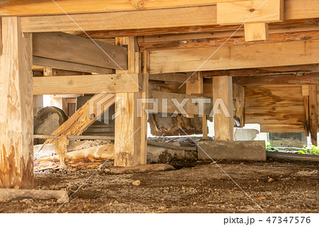 古い家の床下　シロアリ被害の床下 47347576