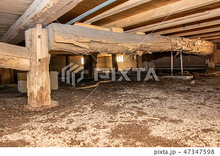 古い家の床下 シロアリ被害の床下の写真素材