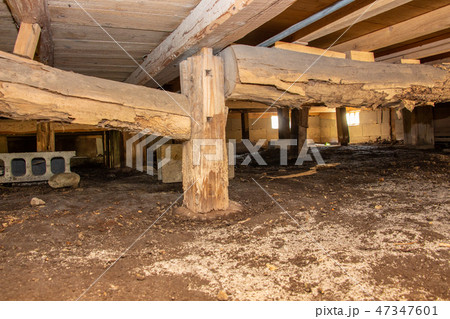 古い家の床下　シロアリ被害の床下 47347601