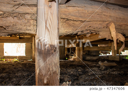 古い家の床下　シロアリ被害の床下 47347606