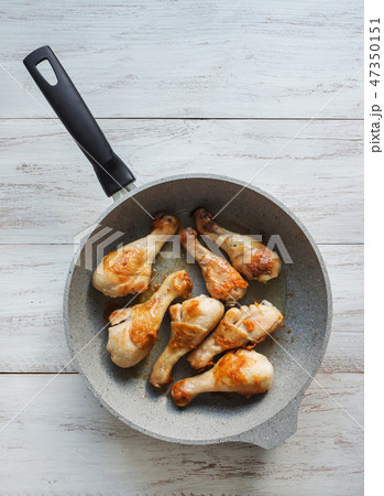 Fried chicken legs in a ceramic pan. Top view.  47350151